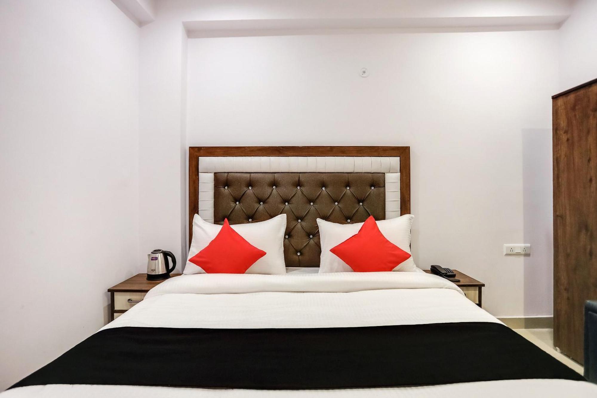 Hotel O Golden Stone Газиабад Екстериор снимка