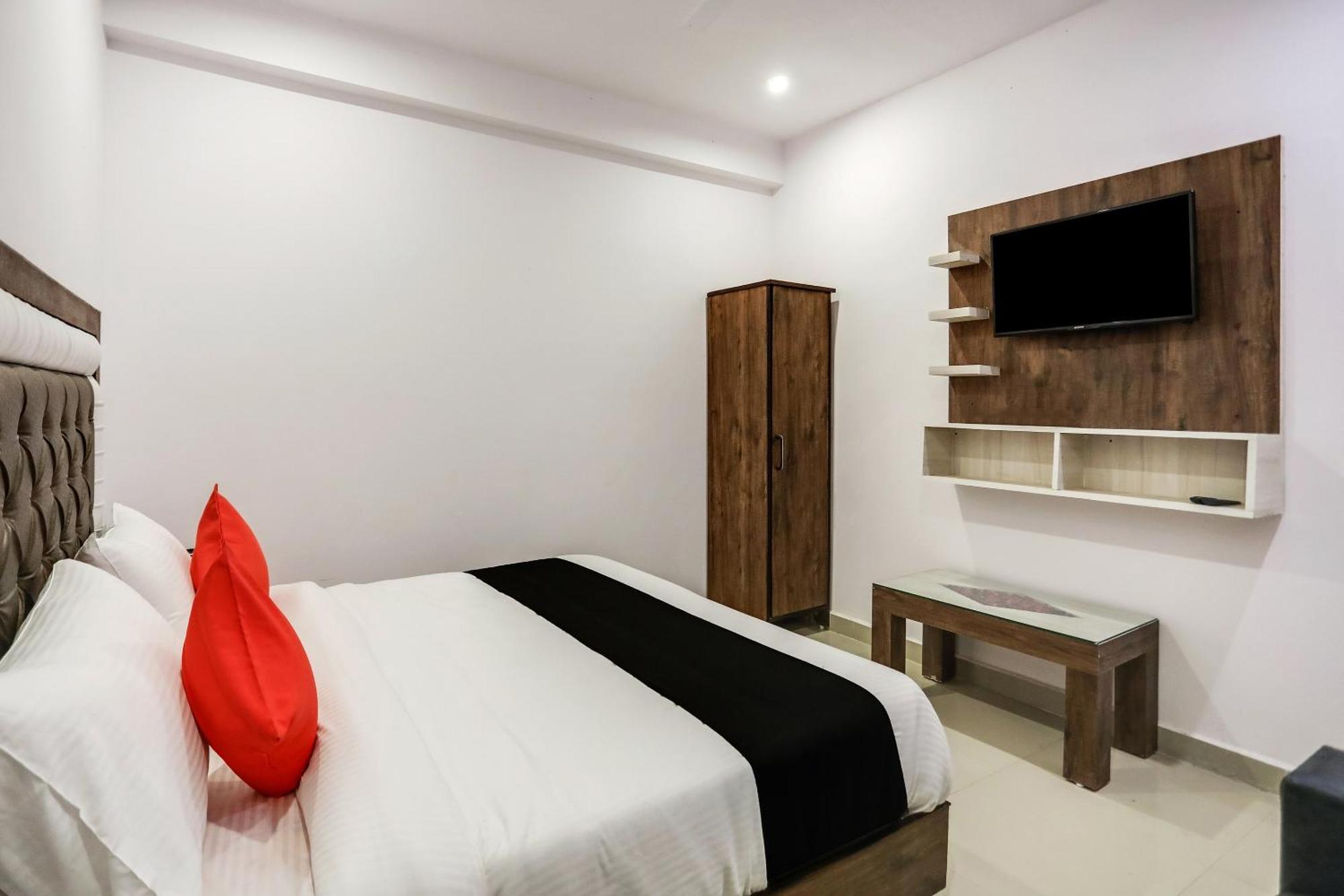 Hotel O Golden Stone Газиабад Екстериор снимка